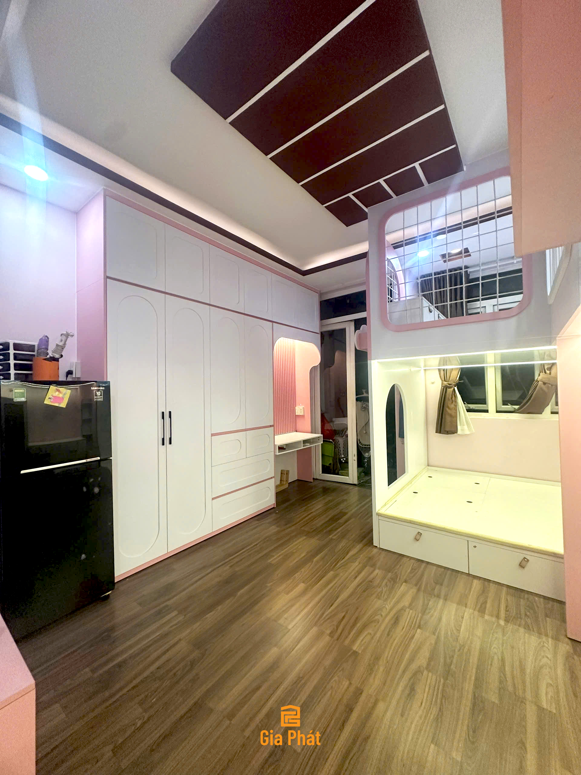 Phòng ngủ cho bé gái màu hồng dễ thương có giường tầng