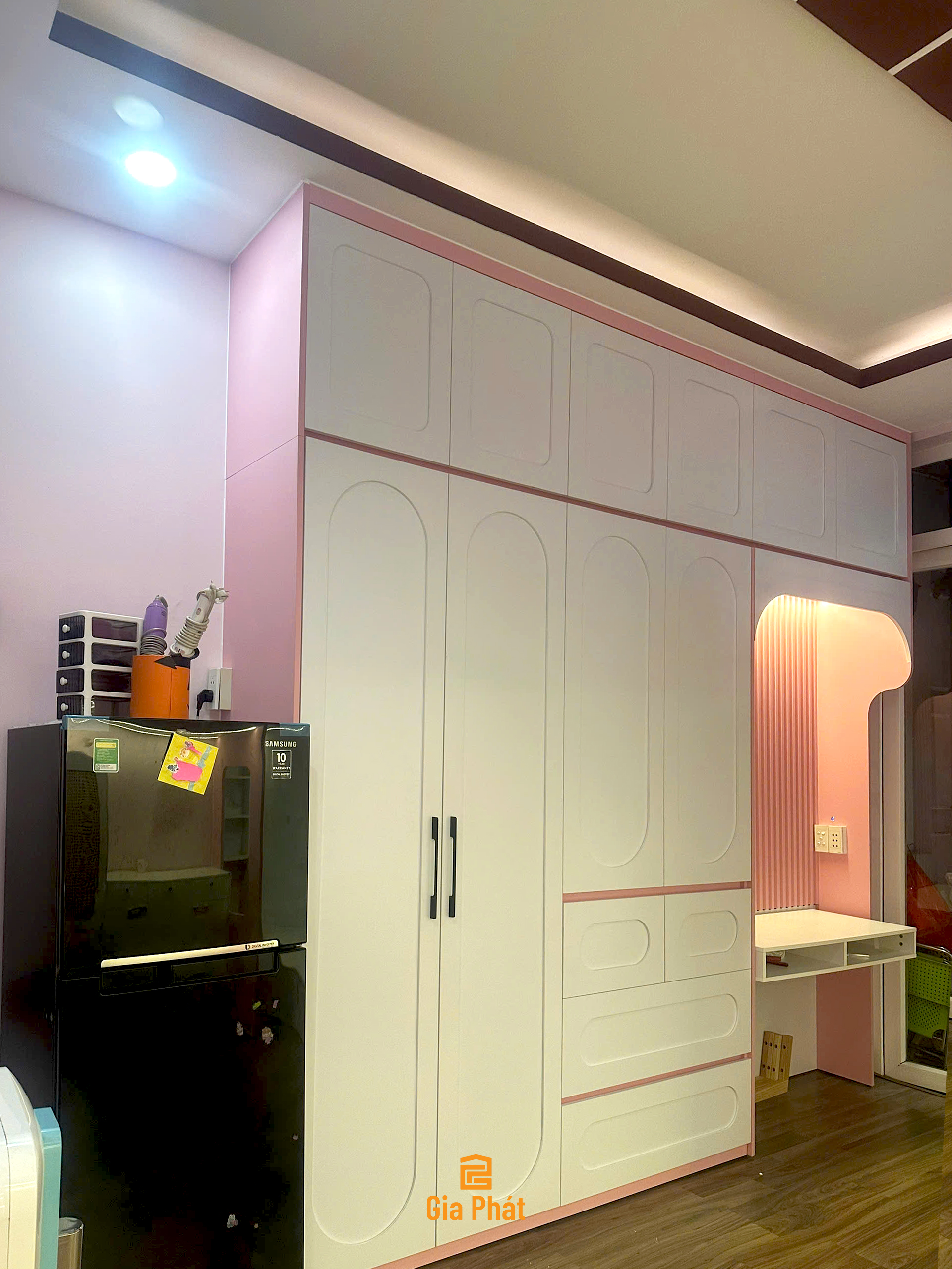 Phòng ngủ cho bé gái màu hồng dễ thương có giường tầng