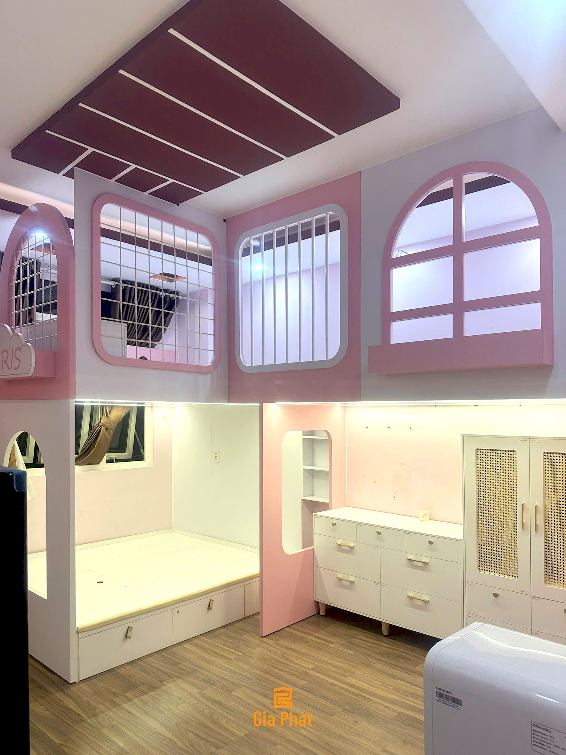 Phòng ngủ cho bé gái màu hồng dễ thương có giường tầng