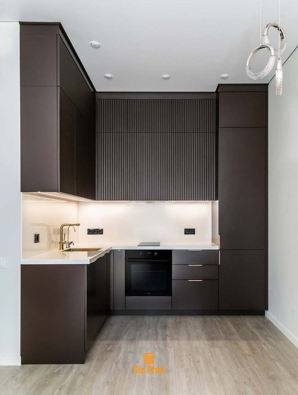 Tủ bếp nhỏ gọn và hiện đại làm bằng gỗ công nghiệp
