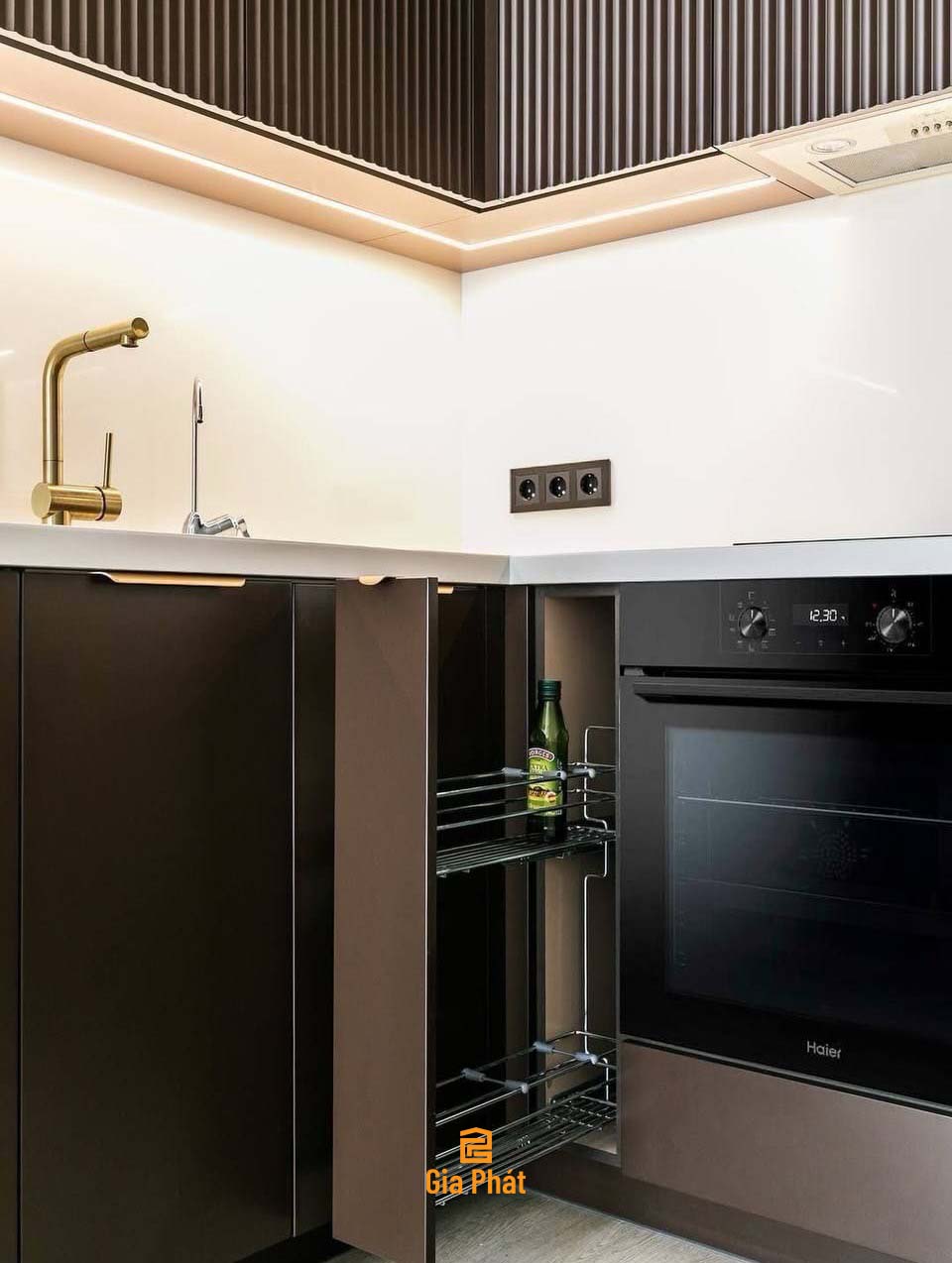 Tủ bếp nhỏ gọn và hiện đại làm bằng gỗ công nghiệp