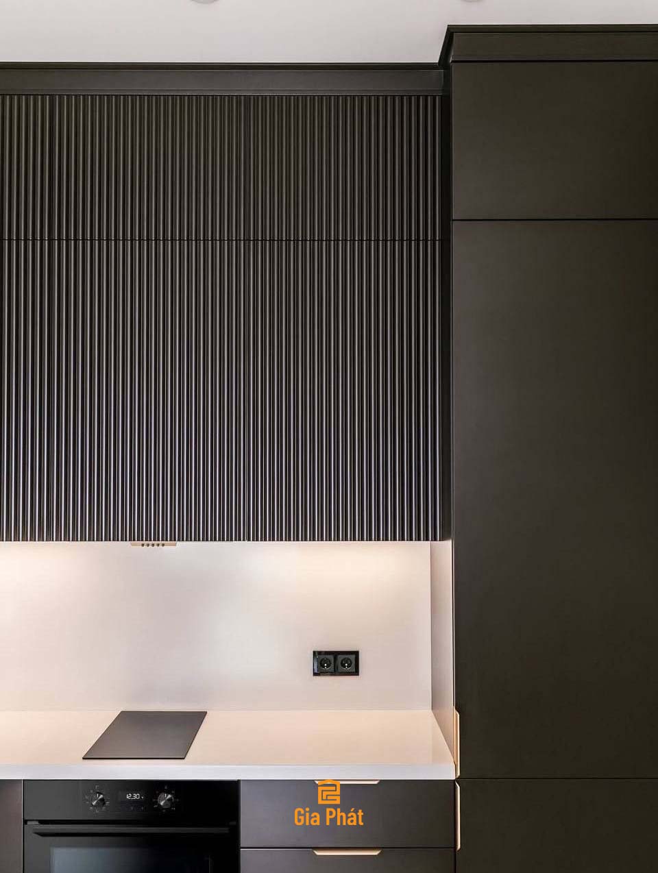 Tủ bếp nhỏ gọn và hiện đại làm bằng gỗ công nghiệp