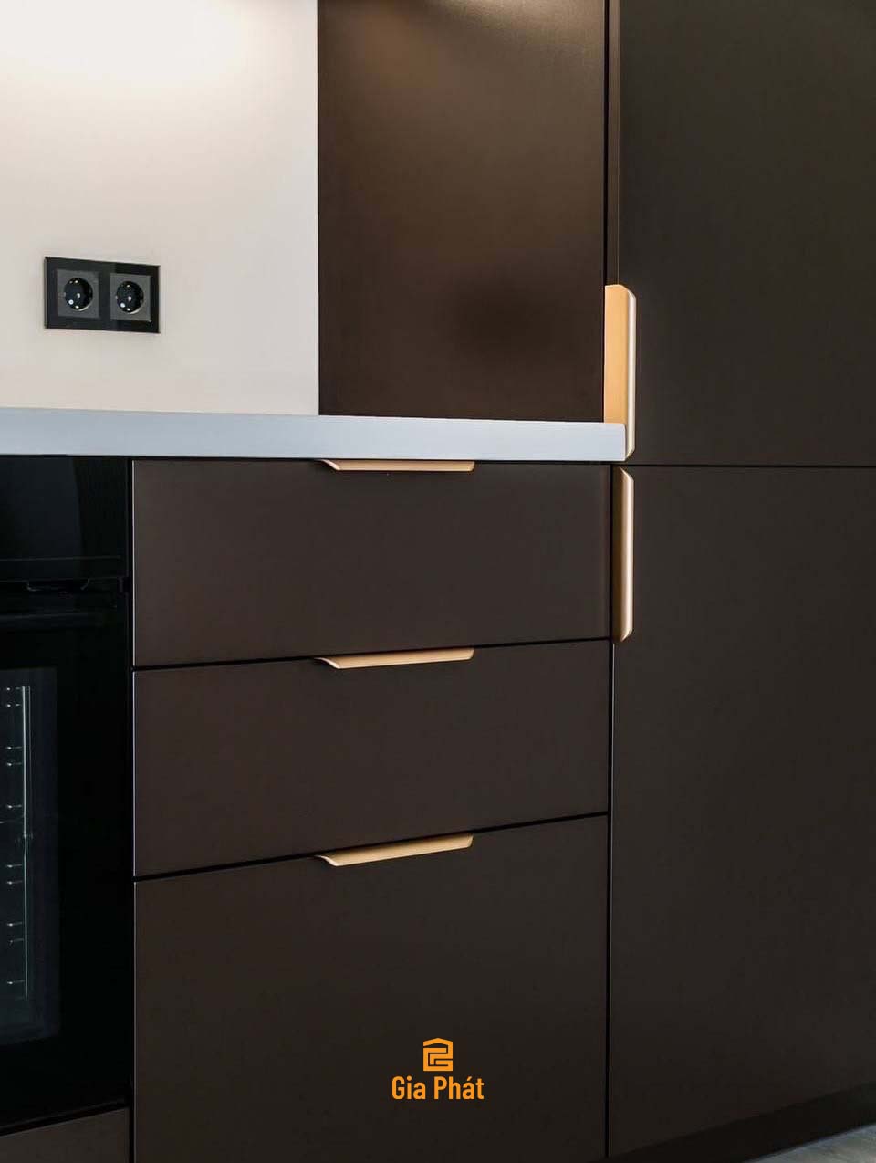 Tủ bếp nhỏ gọn và hiện đại làm bằng gỗ công nghiệp