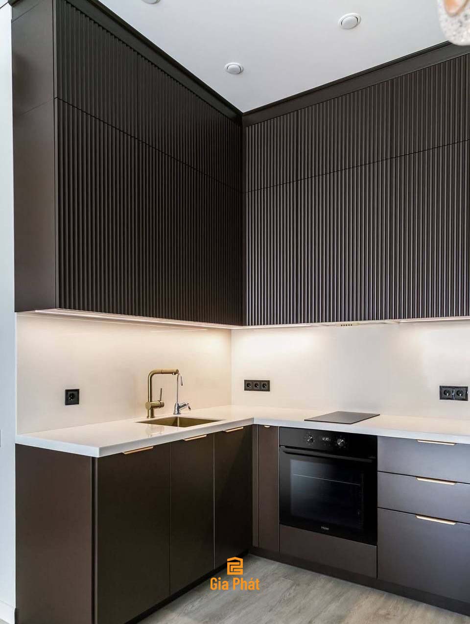 Tủ bếp nhỏ gọn và hiện đại làm bằng gỗ công nghiệp