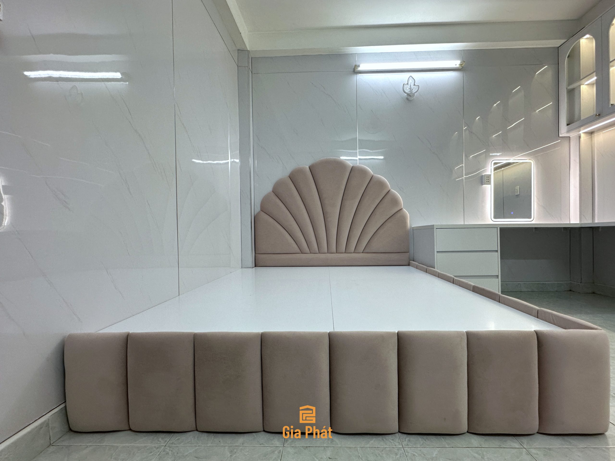 Phòng ngủ tone hồng giường hình vỏ sò cho bé gái