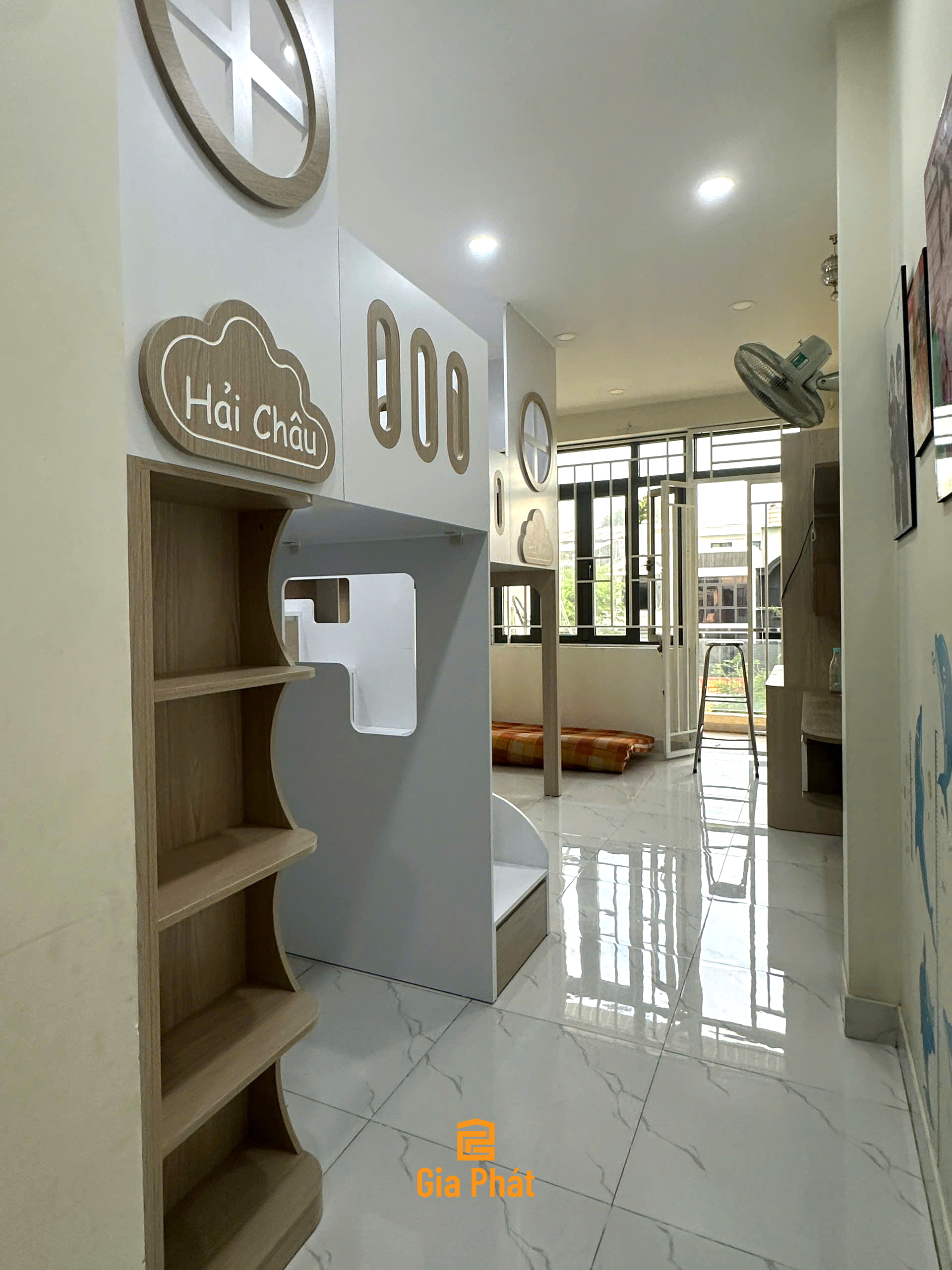 Phòng ngủ cho 2 bé trai với 2 giường tâng riêng biệt